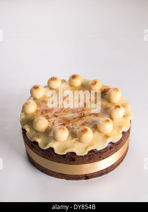 Simnel cake sur un fond clair avec un ruban jaune massepain cannelés avec 11 boules de massepain 'portrait' 'Couper' c(23d) 35 Banque D'Images