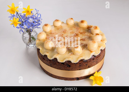 Simnel cake sur un fond clair avec un ruban jaune massepain cannelés avec 11 boules de massepain (25 sur 35) Banque D'Images