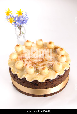 Simnel cake sur un fond clair avec un ruban jaune massepain cannelé avec un arc avec 11 boules de massepain (28 de 35) Banque D'Images