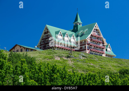 Le Prince de Galles Hôtel surplombant le lac Waterton Supérieur à Waterton Lakes National Park, Alberta, Canada. Banque D'Images