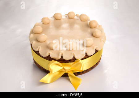 Simnel cake avec décoration en massepain de base avec un ruban jaune autour de lui (14 of 35) Banque D'Images