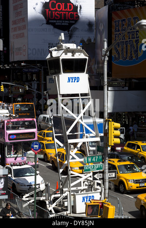 Département de la Police de New York NYPD guet observation Skywatch Times Square New York avec un panneau d'affichage au-dessus de la justice froide Banque D'Images