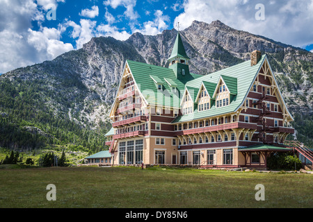 Le Prince de Galles Hôtel surplombant le lac Waterton Supérieur à Waterton Lakes National Park, Alberta, Canada. Banque D'Images