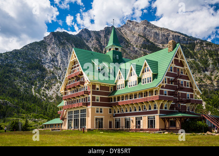 Le Prince de Galles Hôtel surplombant le lac Waterton Supérieur à Waterton Lakes National Park, Alberta, Canada. Banque D'Images