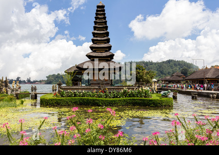 Pura Ulun Danu Bratan ou Pura Bratan, est un Shivaite et temple de l'eau en Bali, Indonésie. Banque D'Images