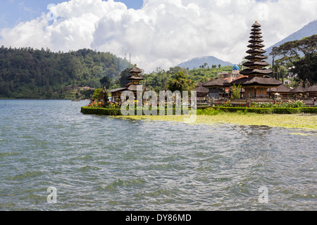 Pura Ulun Danu Bratan ou Pura Bratan, est un Shivaite et temple de l'eau en Bali, Indonésie. Banque D'Images