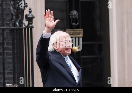 Londres, 9 mars 2014. Le Président irlandais Michael D. Higgins laisse Numéro 10 après le déjeuner avec le Premier ministre britannique, David Cameron, lors de sa visite d'État du Royaume-Uni. Crédit : Paul Davey/Alamy Live News Banque D'Images