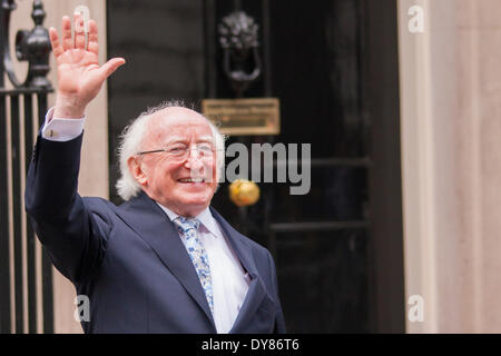 Londres, 9 mars 2014. Le Président irlandais Michael D. Higgins laisse Numéro 10 après le déjeuner avec le Premier ministre britannique, David Cameron, lors de sa visite d'État du Royaume-Uni. Crédit : Paul Davey/Alamy Live News Banque D'Images