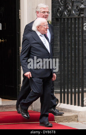 Londres, 9 mars 2014. Le Président irlandais Michael D. Higgins laisse Numéro 10 après le déjeuner avec le Premier ministre britannique, David Cameron, lors de sa visite d'État du Royaume-Uni. Crédit : Paul Davey/Alamy Live News Banque D'Images