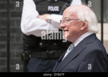 Londres, 9 mars 2014. Le Président irlandais Michael D. Higgins laisse Numéro 10 après le déjeuner avec le Premier ministre britannique, David Cameron, lors de sa visite d'État du Royaume-Uni. Crédit : Paul Davey/Alamy Live News Banque D'Images