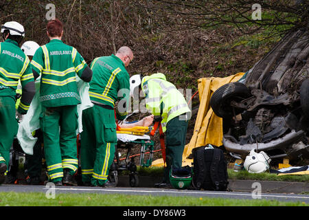 Queenswood dur, Leeds West Yorkshire UK 9 avril 2014. Les services d'urgence assister à un incident survenu à autour de 14 heures dans lequel un véhicule s'est retourné dans une longue rue de banlieue. Deux personnes ont été coupées à l'abri de la voiture qui s'est retrouvée sur son toit dans un bois au bord de la route dans le parc Becketts zone LS6 et retiré de la scène en ambulance. Le West Yorkshire Air Ambulance a également assisté à la scène mais n'a pas été utilisée pour le transport des blessés. Un autre véhicule, une Seat Ibiza jaune, qui a été vu pour être endommagé a également été stationnée à proximité. Crédit : Ian Wray/Alamy Live News Banque D'Images