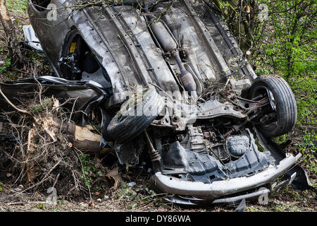 Queenswood dur, Leeds West Yorkshire UK 9 avril 2014. Les services d'urgence assister à un incident survenu à autour de 14 heures dans lequel un véhicule s'est retourné dans une longue rue de banlieue. Deux personnes ont été coupées à l'abri de la voiture qui s'est retrouvée sur son toit dans un bois au bord de la route dans le parc Becketts zone LS6 et retiré de la scène en ambulance. Le West Yorkshire Air Ambulance a également assisté à la scène mais n'a pas été utilisée pour le transport des blessés. Un autre véhicule, une Seat Ibiza jaune, qui a été vu pour être endommagé a également été stationnée à proximité. Crédit : Ian Wray/Alamy Live News Banque D'Images