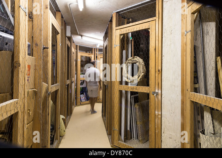 Homme marchant dans la région de pièce de stockage en complexe d'appartements , USA Banque D'Images