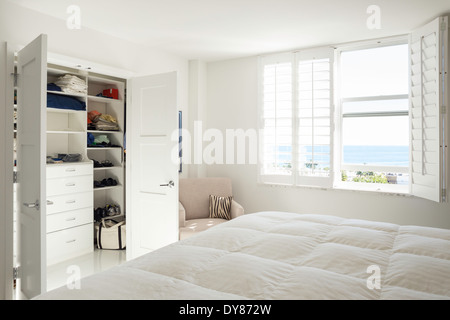 Tout blanc, lumineux, ensoleillé Showcase chambre des maîtres avec penderie USA Banque D'Images