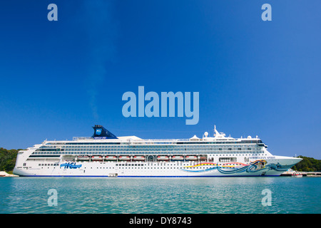 Bateau de croisière amarré au port de l'Acajou Bay sur l'île de Roatan. Banque D'Images