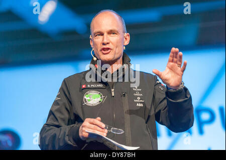 Morges, Suisse. 09 avr, 2014. Bertrand Piccard, explorateur suisse et pionnier de l'aviation au cours de la cérémonie de dévoilement de 'Solar Impulse 2', un avion solaire spectaculaire faite de voler autour du monde sans carburant. Crédit : Erik Tham/Alamy Live News Banque D'Images