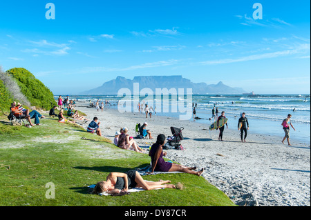 Les gens qui marchent sur la plage de Blouberg, Table Mountain, dans l'arrière-plan, Afrique du Sud Banque D'Images