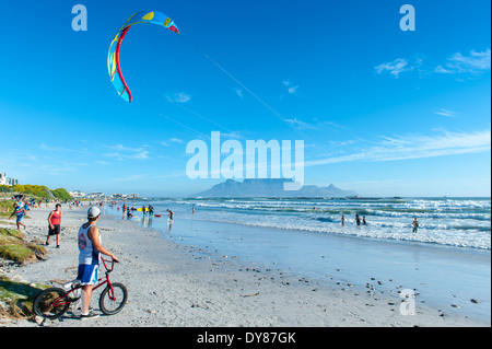 Kitesurfer prépare à surf, Bloubergstrand, sur la Montagne de la table en arrière-plan, l'Afrique du Sud Banque D'Images