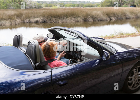 Couple de retraités roulant Porsche Boxster racé, FL, USA Banque D'Images