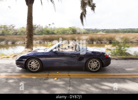 Couple de retraités roulant Porsche Boxster racé, FL, USA Banque D'Images