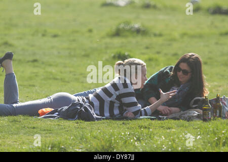 Wimbledon Londres, Royaume-Uni. 9 avril 2014. Deux femmes chat tout en appréciant une bière sur Wimbledon Common Crédit : amer ghazzal/Alamy Live News Banque D'Images