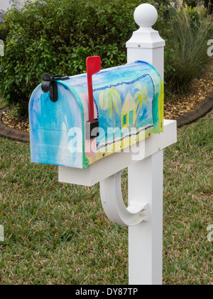 Boîte aux lettres peintes à la main, à la maison résidentielle de banlieue, Punta Gorda, FL Banque D'Images