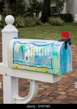 Boîte aux lettres peintes à la main, à la maison résidentielle de banlieue, Punta Gorda, FL Banque D'Images