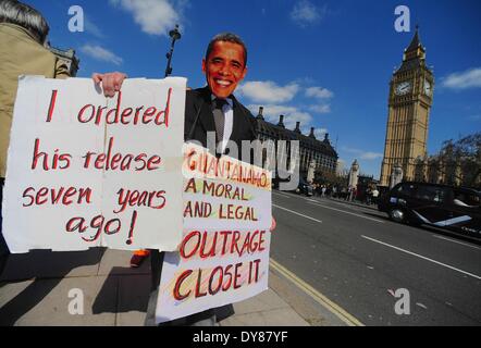 London, UK, UK. Apr 9, 2014. Un manifestant porte un masque d'Obama et est titulaire d'une plaque au cours d'une manifestation pour la fermeture de Guantanamo Bay et le camp de détention de prisonniers, Aamer agitateur libre le dernier résident britannique détenu par les États-Unis. Aamer a été rendue à Guantanamo le 14 février 2002, où il a été détenu pendant 12 ans, 1 mois et 26 jours sans procès ou de frais. Credit : Gail Orenstein/ZUMAPRESS.com/Alamy Live News Banque D'Images