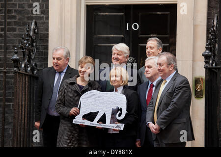 Londres, 9 mars 2014. Une pétition à M. David Cameron, Downing Street, d'interdire l'utilisation d'animaux sauvages dans les cirques avant les prochaines élections générales en 2015. Caroline Lucas, John Mcdonell MPs, Peter Tatchell Crédit : Sebastian Remme/Alamy Live News Banque D'Images