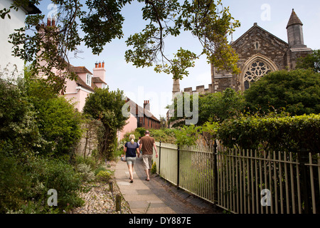 Royaume-uni, Angleterre, East Sussex, seigle, West Street, à pied, à côté de l'église St Mary's Churchyard Banque D'Images