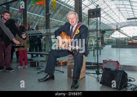 St Pancras International, Londres, 9 avril 2014. Boris Johnson, Maire de Londres, annonce les dates du concours 2014 de la rue et lance le BackBusking # pour nourrir la campagne du capital des musiciens de rue. Crédit : Stephen Chung/Alamy Live News Banque D'Images