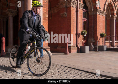 St Pancras International, Londres, 9 avril 2014. Boris Johnson, Maire de Londres, s'écarte en vélo après avoir annoncé les dates de la rue 2014 la concurrence et le lancement de la campagne d'BackBusking # pour nourrir la capitale des musiciens de rue. Crédit : Stephen Chung/Alamy Live News Banque D'Images