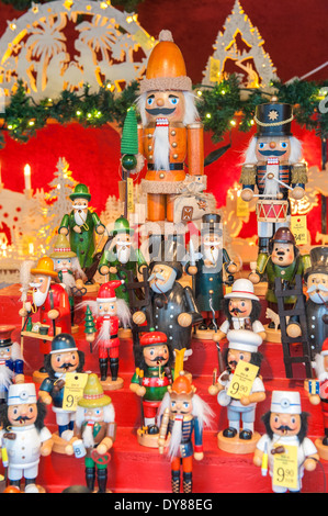 Casse-noix en bois traditionnel et les fumeurs au marché de Noël à Aix-la-Chapelle, Allemagne Banque D'Images