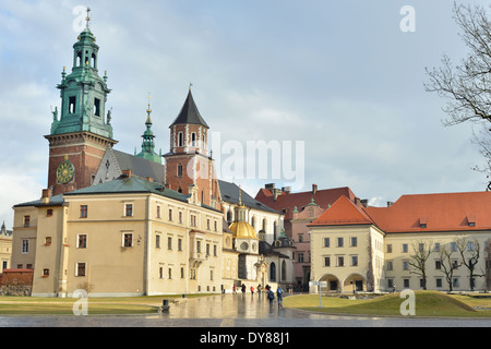 La Cathédrale sur la colline de Wawel Royal Vue de côté. Wawelska Katedra Banque D'Images