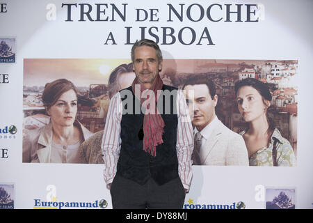 Madrid, Espagne. Apr 9, 2014. L'acteur anglais Jeremy Irons pose pour les photographes pendant le photocall de son nouveau film 'Train de nuit pour Lisbonne" à Madrid, Espagne le Mercredi, Avril 9, 2014. (Photo par Oscar Gonzalez/NurPhoto) Crédit : Oscar Gonzalez/NurPhoto ZUMAPRESS.com/Alamy/Live News Banque D'Images