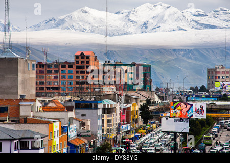 Les pics enneigés des Andes, avec une autoroute embouteillage dans l'avant-plan, sont observés dans la ville de El Alto, en Bolivie. Banque D'Images