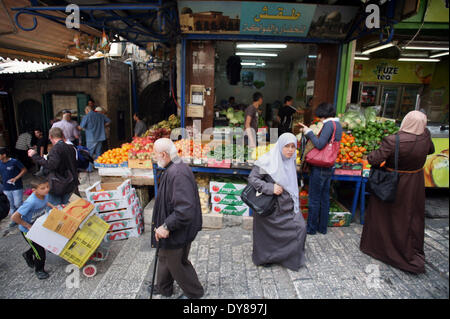 Jérusalem, Jérusalem, territoire palestinien. Apr 9, 2014. Boutique palestiniens au marché de la vieille ville de Jérusalem, le 09 avril, 2014. Les ministres arabes des affaires étrangères a rencontré Abbas pour discuter nous patauge placeur les pourparlers de paix avec Israël devant la menace d'une date limite. Abbas a demandé à la réunion après qu'Israël a fait marche arrière sur la libération d'un dernier lot de prisonniers palestiniens et réémis offres pour 708 maisons de colons dans annexé Jérusalem-Est arabe © Saeed Qaq/APA Images/ZUMAPRESS.com/Alamy Live News Banque D'Images