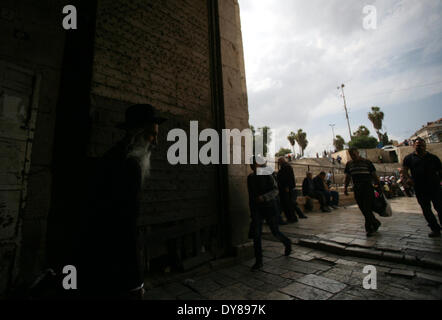 Jérusalem, Jérusalem, territoire palestinien. Apr 9, 2014. Un homme juif ultra-orthodoxes promenades au porte de Damas dans la vieille ville de Jérusalem, le 09 avril, 2014. Les ministres arabes des affaires étrangères a rencontré Abbas pour discuter nous patauge placeur les pourparlers de paix avec Israël devant la menace d'une date limite. Abbas a demandé à la réunion après qu'Israël a fait marche arrière sur la libération d'un dernier lot de prisonniers palestiniens et réémis offres pour 708 maisons de colons dans annexé Jérusalem-Est arabe © Saeed Qaq/APA Images/ZUMAPRESS.com/Alamy Live News Banque D'Images