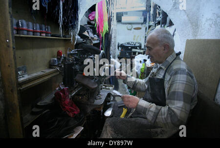 Jérusalem, Jérusalem, territoire palestinien. Apr 9, 2014. Un Palestinien shoemaker travaille dans son atelier dans la vieille ville de Jérusalem, le 09 avril, 2014. Les ministres arabes des affaires étrangères a rencontré Abbas pour discuter nous patauge placeur les pourparlers de paix avec Israël devant la menace d'une date limite. Abbas a demandé à la réunion après qu'Israël a fait marche arrière sur la libération d'un dernier lot de prisonniers palestiniens et réémis offres pour 708 maisons de colons dans annexé Jérusalem-Est arabe © Saeed Qaq/APA Images/ZUMAPRESS.com/Alamy Live News Banque D'Images