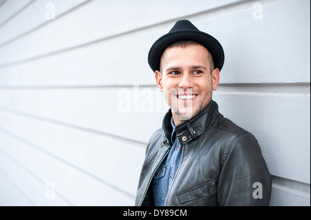 Jeune homme avec chapeau Banque D'Images