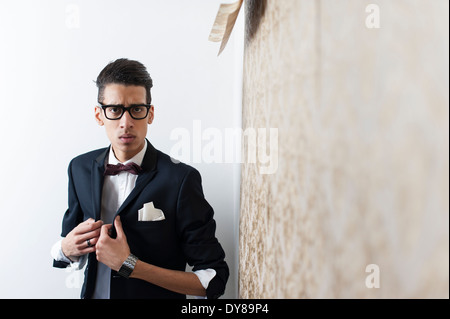 Jeune homme portant costume et lunettes Banque D'Images