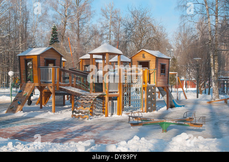 Aire de jeux pour enfants en hiver matin Banque D'Images