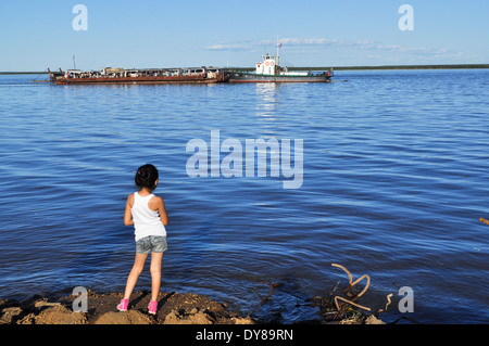 Ferry sur la grande rivière. Les rivières Yakut Lena et Aldan pas les ponts. Les gens attendent le ferry. Banque D'Images