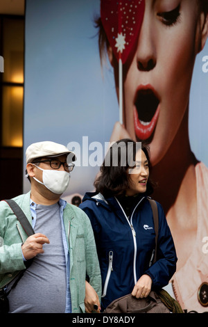 Les touristes de Prague portent un masque de pollution dans la rue République tchèque Banque D'Images