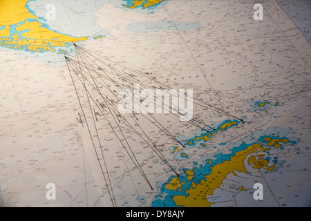 Une carte marine de tracer le cours de l'Akademik Sergey Vavilov, un renforcement de la glace sur un navire de croisière expédition Banque D'Images