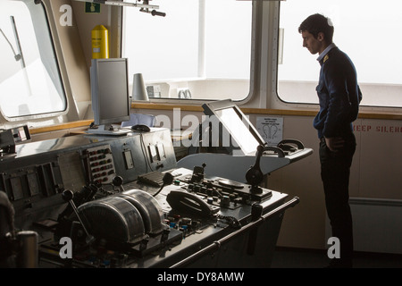 Le commandant en second sur la passerelle de l'Akademik Sergey Vavilov, un navire de la glace renforcée Banque D'Images