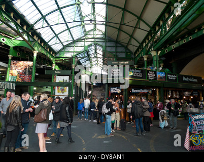 Vue de l'intérieur de personnes à des stands de nourriture à Borough Market, London Bridge, London, UK KATHY DEWITT Banque D'Images