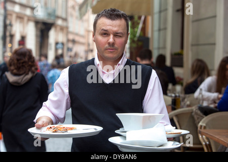 Prague Waiter serving food en dehors de Prague Old Town Prague street bar République Tchèque Banque D'Images