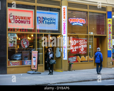 Restaurant Café Dunkin Donuts, Popeye's Chicken & Biscuits, magasin de crème glacée Baskin Robbins, porte d'entrée extérieur, NYC Banque D'Images