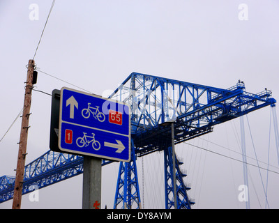 Droit de transporter bridge à Middlehaven historique, Middlesbrough, Teesside, UK, traversant la rivière Tees industrielle Banque D'Images